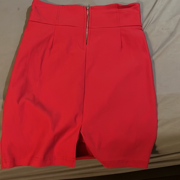 MIDI skirt red zipper in the back size medium - Picture 2 of 3